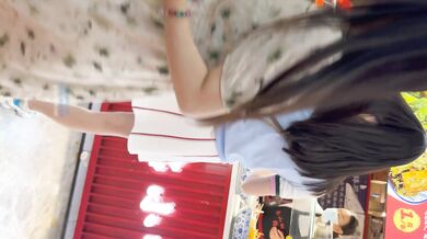 商场偷拍短裙靓女逛街粉色透明内内露出一片黑森林UR级！极品华伦天奴少妇撅屁股怼镜头